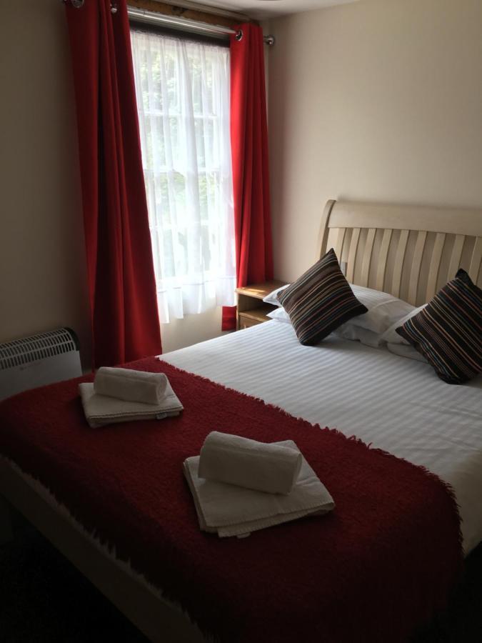 Bed and Breakfast The Chequers Ройстон Екстер'єр фото